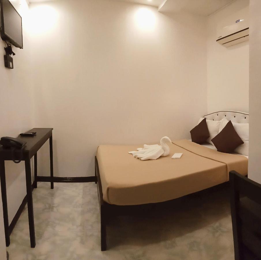 Amax Inn Cebu Мандау Сити Екстериор снимка